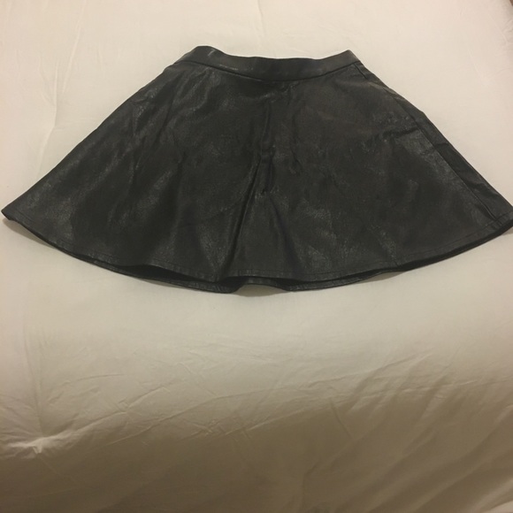 Faux leather skirt - Picture 3 of 6